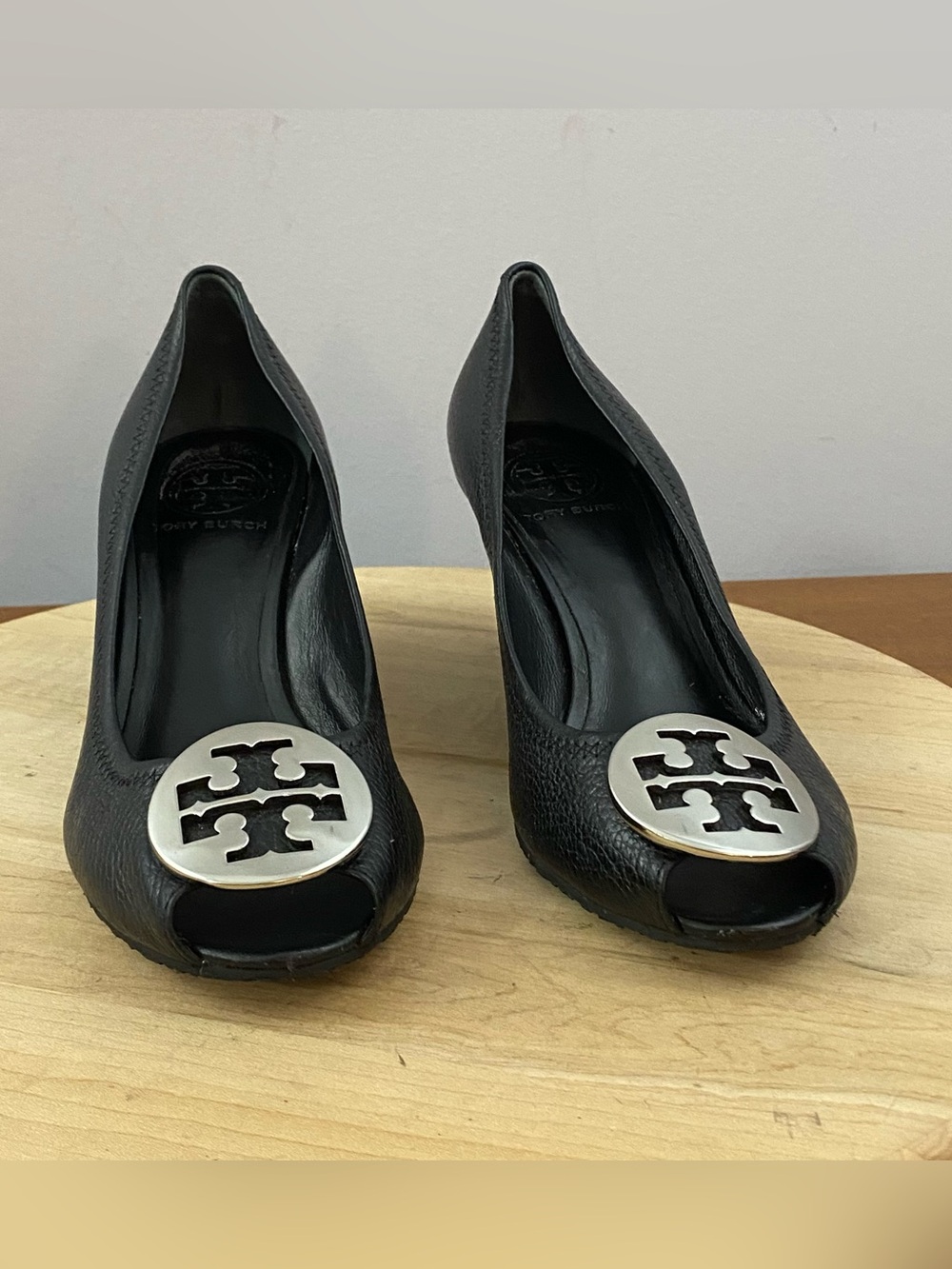 Tory Burch Sally Black Tumbled Pebbled Leather Peep Toe Wedge Pumps Sz 7.5M Y2K - Picture 4 of 16